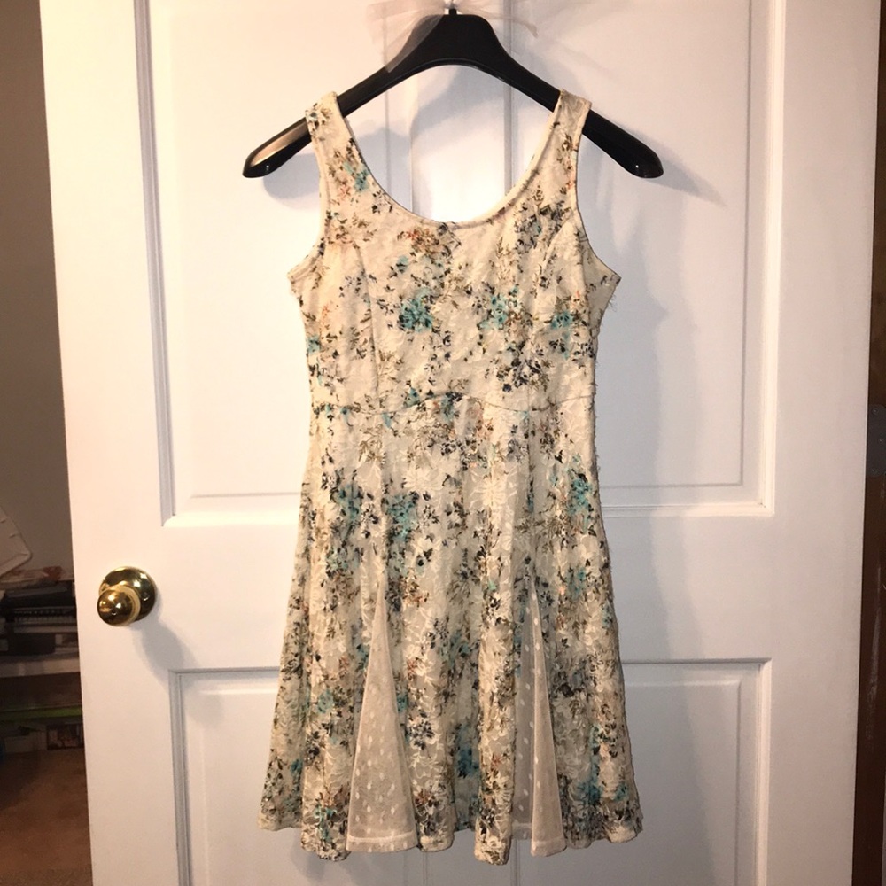 Adorable lace dress with a floral print